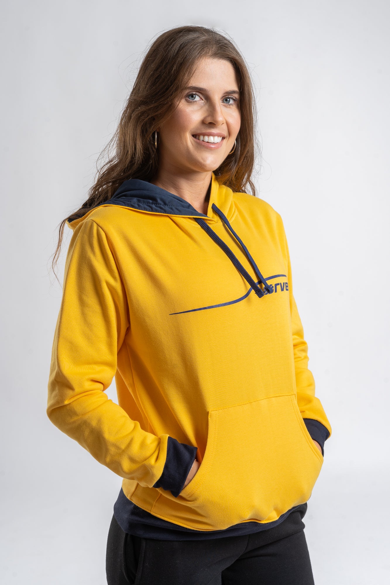 Sudadera amarilla con discount capucha